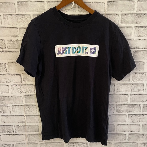 Men’s Nike short sleeve T-shirt black multicolored Just Do It Logo Large - Picture 1 of 4